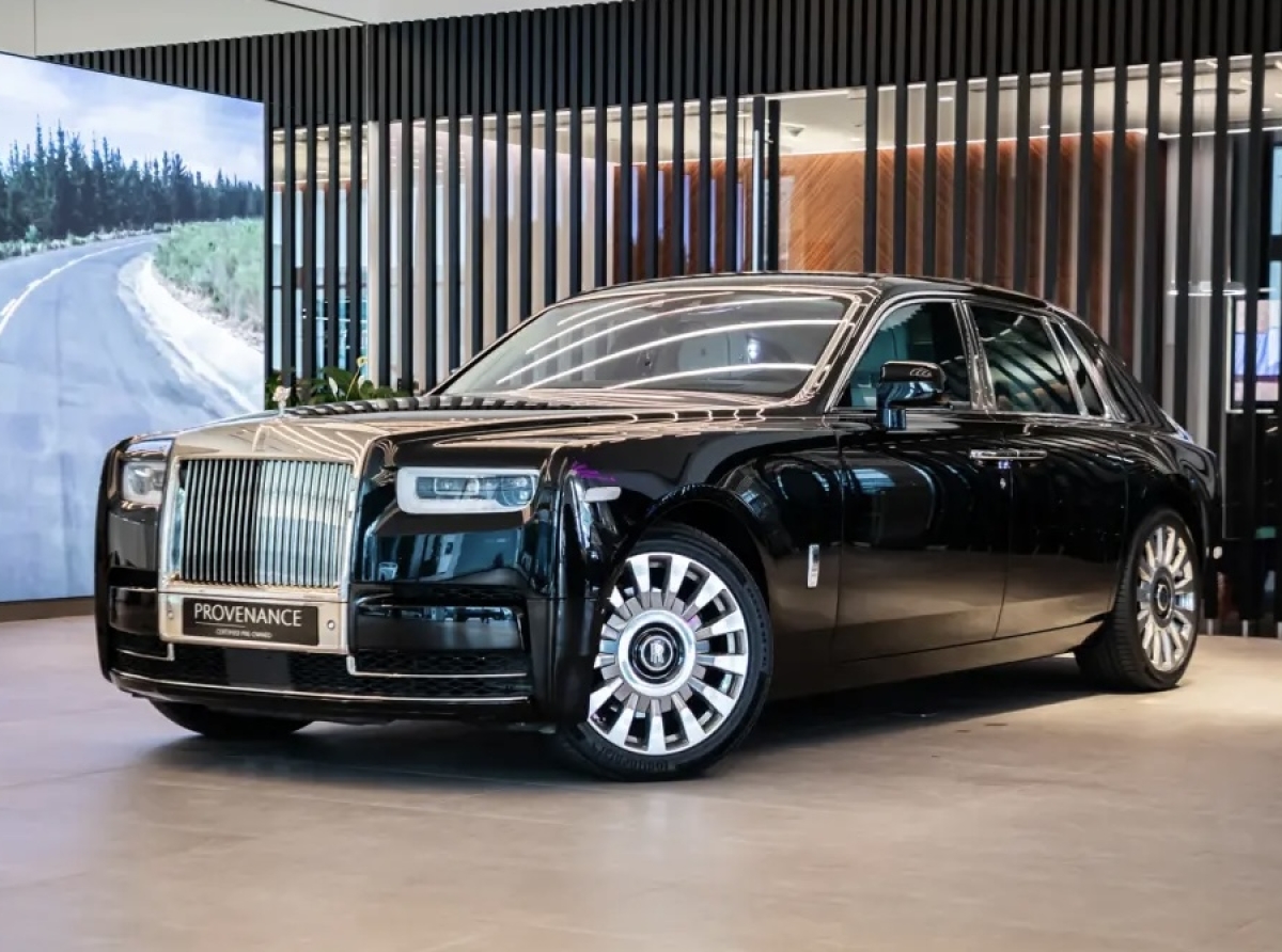 Rolls‑Royce: Crafting Quiet Command on Sheikh Zayed Road